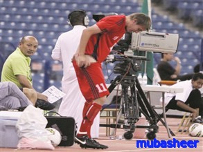 لاعب يتعرى تماما أمام الحضور السعودية,لاعب يفصخ سرواله ملعب الملك